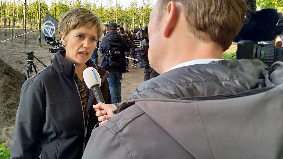 Linda Janssen was maandag bij de overval door dierenactivisten meteen afgereisd naar Boxtel. Daar stond zij ook de pers te woord.