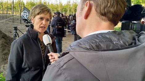 Linda Janssen was maandag bij de overval door dierenactivisten meteen afgereisd naar Boxtel. Daar stond zij ook de pers te woord.