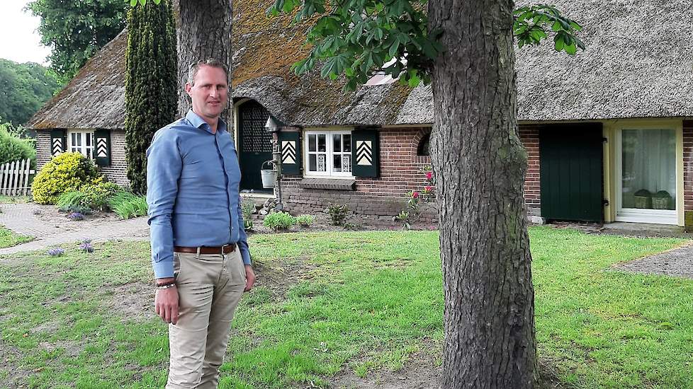 Hendry van Ittersum op een boerenerf.