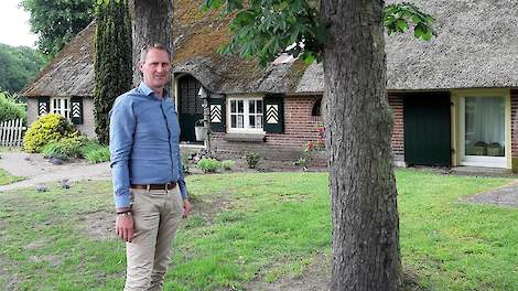 Hendry van Ittersum op een boerenerf.