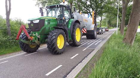 Jan Poppe op zijn trekker op de Herfterlaan