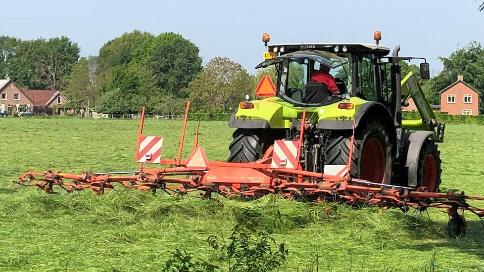 Gemaaid gras wordt geschud.