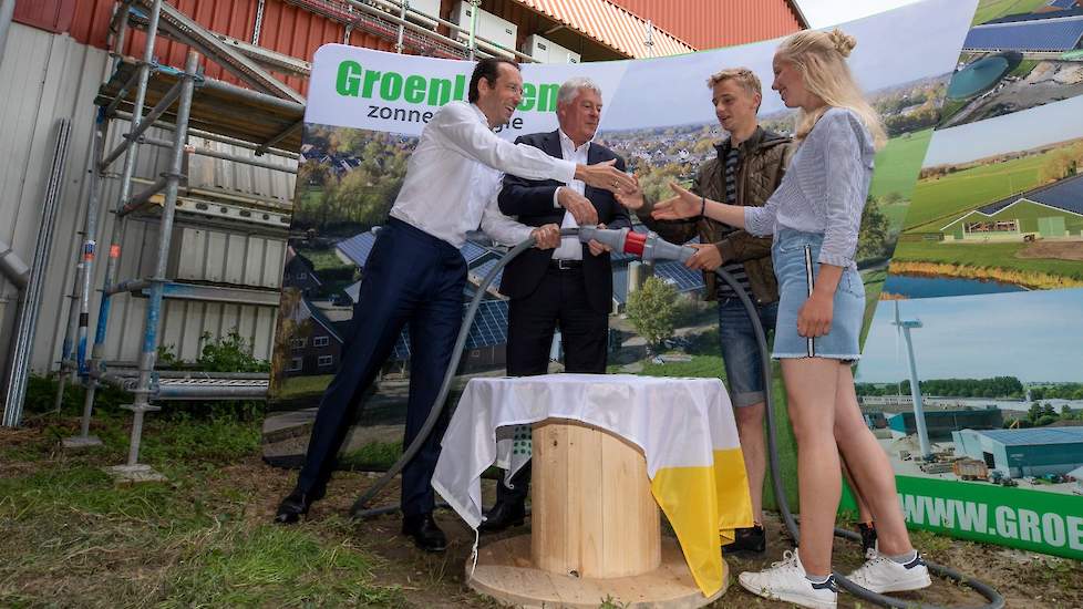 Het eerste AgrifirmZon-dak werd dinsdag 18 juni geopend bij Akkerbouwbedrijf De Witte in Pietersbierum (FR)