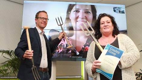 Rechts Caroline van der Plas met de Gouden Greep, links chef politieke redactie van Trouw, Bart Zuidervaart met de Zilveren Greep. Op de achtergrond Maartje Duin, die de Bronzen Greep won en via een Skype-verbinding bij de uitreiking aanwezig was.