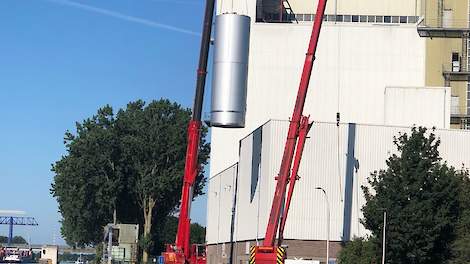 Een vloeistoftank met een inhoud van 50 m3 wordt naar binnen getakeld.