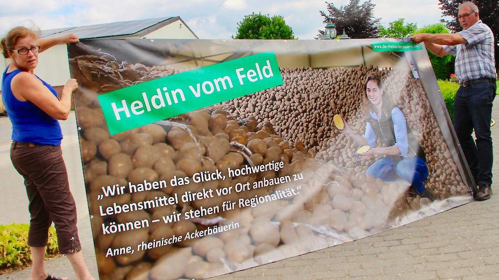 Christiane en Manfred Weinberg tonen het bouwhekspandoek als onderdeel van de nieuwe RLV landbouw imagocampagne.