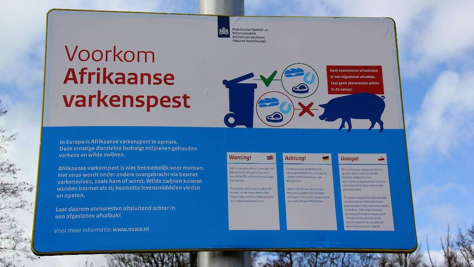Borden langs Nederlandse snelwegen waarschuwen mensen om geen etensresten achter te laten of voedsel mee te nemen uit met AVP besmette gebieden.