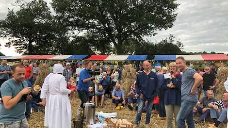 Marcel Strijtveen, derde van rechts, is tijdens de Roggemaaiersdag in Raalte benoemd als Sallandse Boer 2019. Hij is de opvolger van varkenshouder Stephan Rientjes (rechts op de foto).