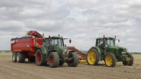 Maandag was de maatschap Knook in Dronten ruim 5 hectare uien aan het laden. Ze wilde deze persé voor de voorspelde hittegolf in de schuur hebben.