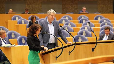 Esther Ouwehand (links) van Partij voor de Dieren in de Tweede Kamer.