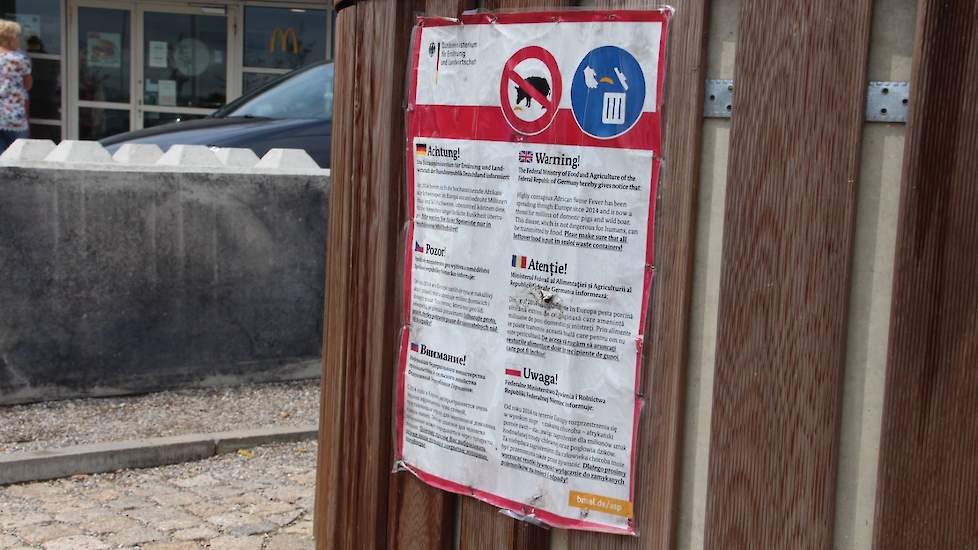 In Duitsland worden bezoekers van parkeerplaatsen langs de autosnelwegen in zes verschillende talen gewaarschuwd voor de verspreiding van AVP-virus via resten van vlees-(waren).