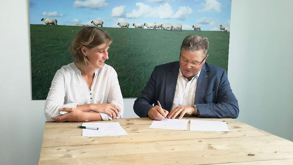 Coördinator Fleur Bartels van het Vertrouwensloket en Agrivaknet- voorzitter Noud Janssen ondertekenen het zogeheten afsprakenkader.