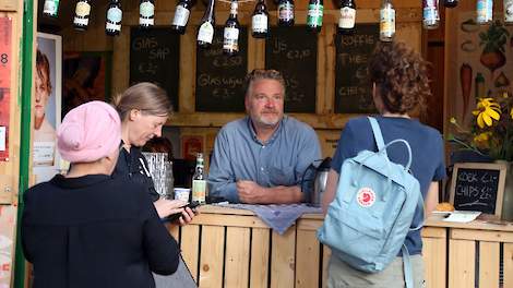 Boer en mede-eigenaar van de Genneper Hoeve Age Opdam achter de bar op het erf