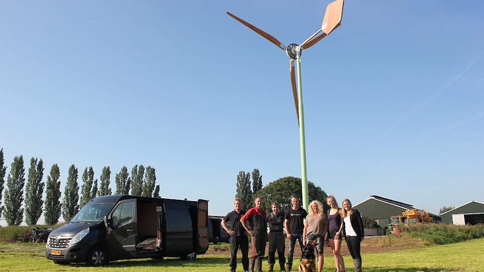 De familie Poppe samen met de installateurs van E.A.Z. Wind en projectmanager Farm Energy FrieslandCampina.