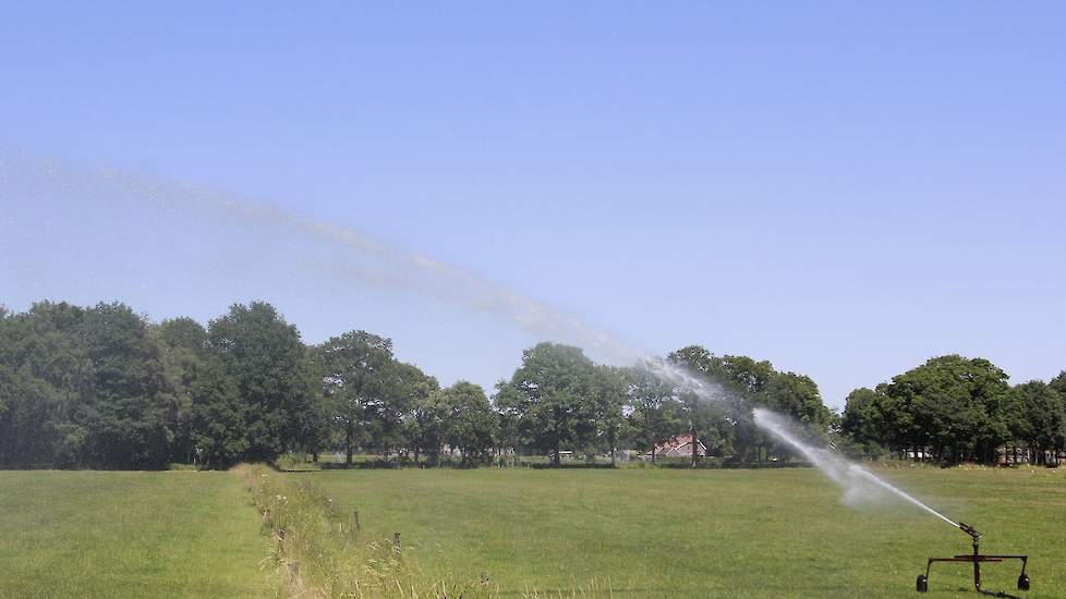 Grasland wordt beregend vanwege de droogte.