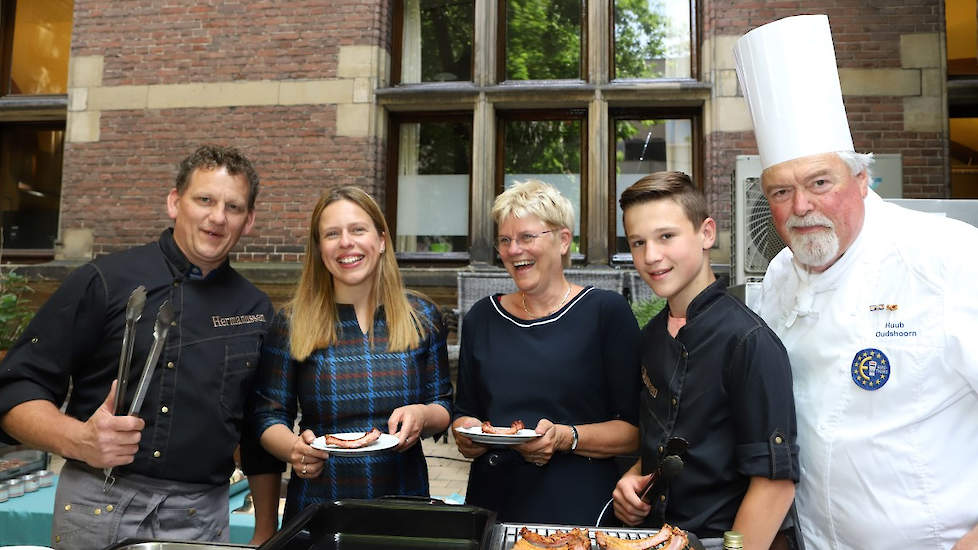 Carola Schouten (2e van links) tijdens de Binnenhof Barbecue