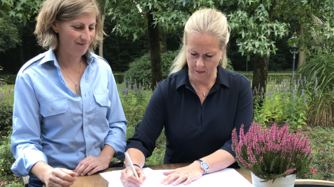 Vertrouwensloket-coördinator Fleur Bartels (links) en NVP-voorzitter Hennie de Haan (rechts).