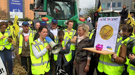 Een protestactie van boeren in Brussel op 7 september 2015, waarbij ook varkenshouders van de NVV aanwezig waren. Op de foto spreekt toenmalig voorzitter Ingrid Janssen Europarlementariër Annie Scherijer toe.