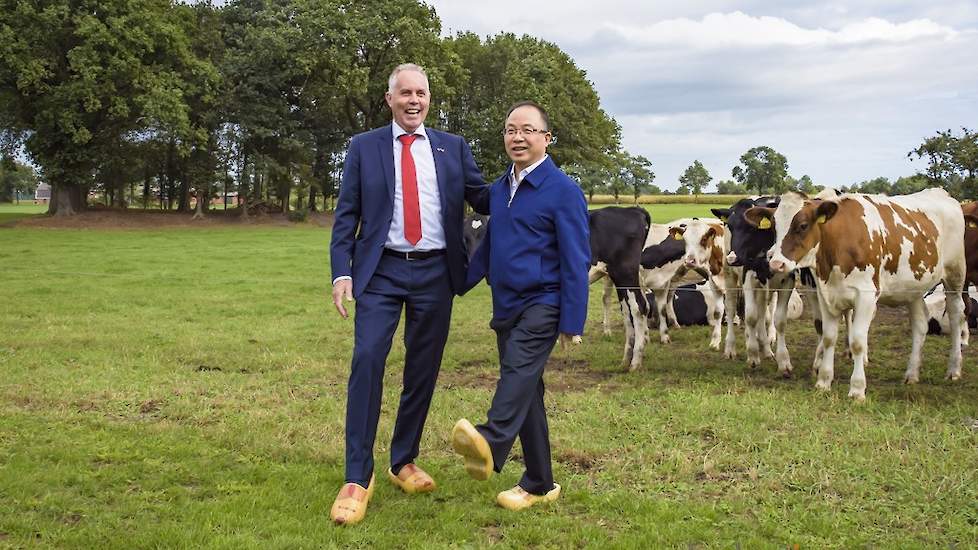 Oplaat (links) had zijn vader van te voren gevraagd om klompen te regelen voor de Chinese delegatie.