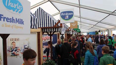 Op de Ierse landbouwbeurs presenteerden de diverse zuivelaars zich deze week gebroederlijk naast elkaar met hun zuivelproducten.