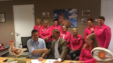 Ondertekening contract op Wereldeidag 2018.