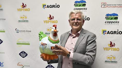 Seine Ruiterkamp van Serutech Agri met de prijs.