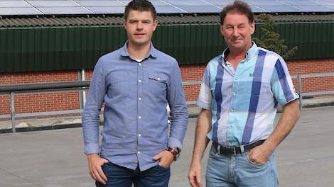 Pluimveeadviseur Rens van Berkel (l) en vleeskuikenhouder Frans Smolenaers (r) uit Nedeweert.