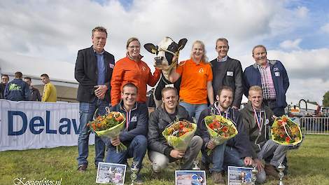 Staand vlnr: Anne Kalsbeek (jury), Anne Vollering (NAJK), Corinda Baan (NAJK), Engbert Jan Ruitenberg (jury) en Renger Geurts (selecteur). Voor vlnr: Klaas Wietsma (derde prijs), Dennis Nijhof (eerste prijs), Maarten Spaander (aanmoedigingsprijs/beste nie