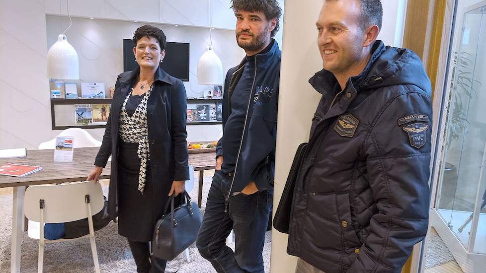 Actievoerende boeren in Leeuwarden met van links naar rechts DDB-voorzitter Sieta van Keimpema en de melkveehouders Sjoerd Mensonidas en Ruben Rijpkema.