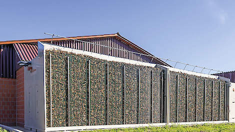 Biofilterwand gevuld met wortelhout voor de stal