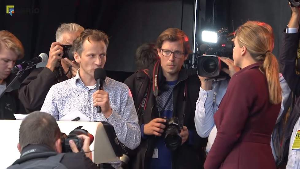 Voorzitter van stichting Agractie Bart Kemp spreekt minister Schouten toe tijdens het protest op het Malieveld van 1 oktober 2019.