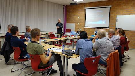 Technisch specialist Tommy Vereijken van Kanters gaf woensdag 23 oktober een korte presentatie tijdens de themacarrousel op de Pluimveeweb thema-avond Voeding in Horst (LB).