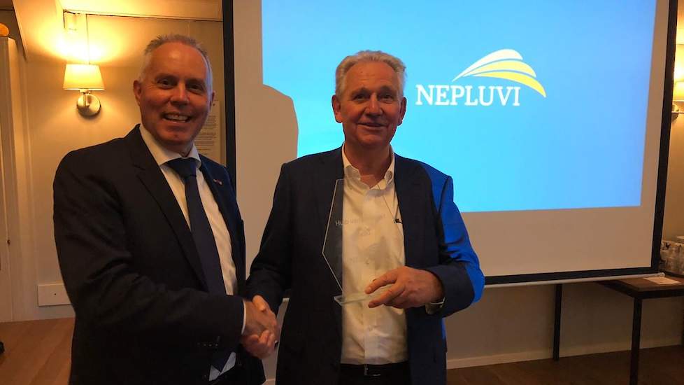 Voormalig G.P.S. eigenaar Huib van de Vecht (rechts) is benoemd tot erelid van Nepluvi. Nepluvi-voorzitter Gert-Jan Oplaat (links) bedankte Van de Vecht tijdens zijn laatste algemene leden vergadering van Nepluvi uitvoerig voor zijn continue constructieve