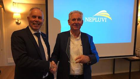 Voormalig G.P.S. eigenaar Huib van de Vecht (rechts) is benoemd tot erelid van Nepluvi. Nepluvi-voorzitter Gert-Jan Oplaat (links) bedankte Van de Vecht tijdens zijn laatste algemene leden vergadering van Nepluvi uitvoerig voor zijn continue constructieve