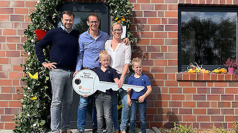 Groepsfoto met twee mannen, een vrouw en twee kinderen.