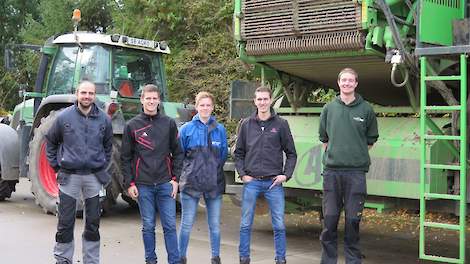 Een deel van het team dat de optimale teelt onderzoekt in het POP3 project Precisietechnologische ontwikkeling in pootaardappelen. V.l.n.r. Toon Tielen (WUR), twee studenten van AERES Dronten, een van WUR en rechts Koen van Boheemen, technisch onderzoeker