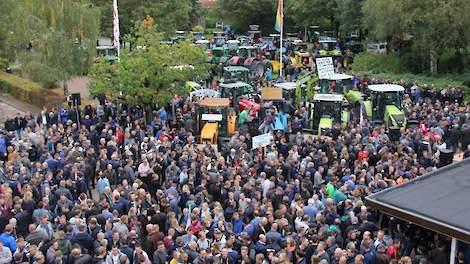 Het boerenprotest voor het provinciehuis in Assen (DR).