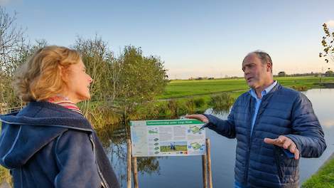 Bartlo Hoogendijk (rechts) legt gedeputeerde Adri Bom-Lemstra (links) uit hoe onderwaterdrainage werkt.