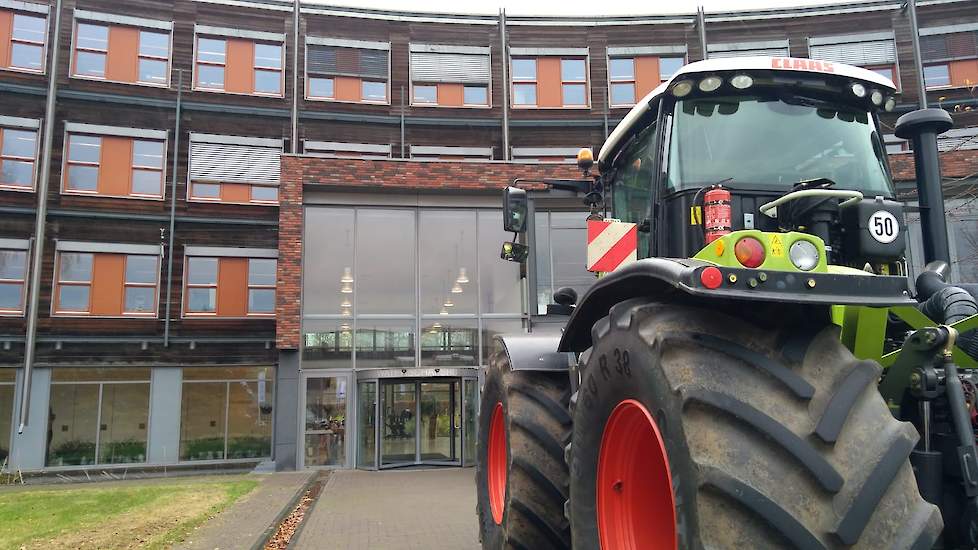 Een trekker voor de ingang van waterschap Vallei en Valuwe in Apeldoorn (GD).