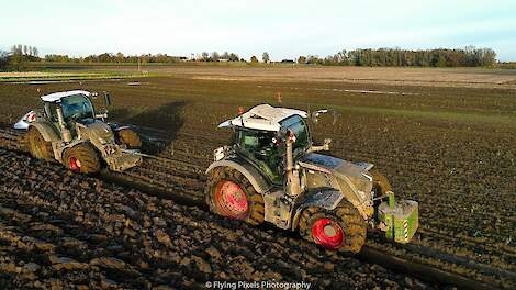 Ploegen / Ploughing / Pflügen / 2 x Fendt Black Beauty / Lemken / Plowing in the mud