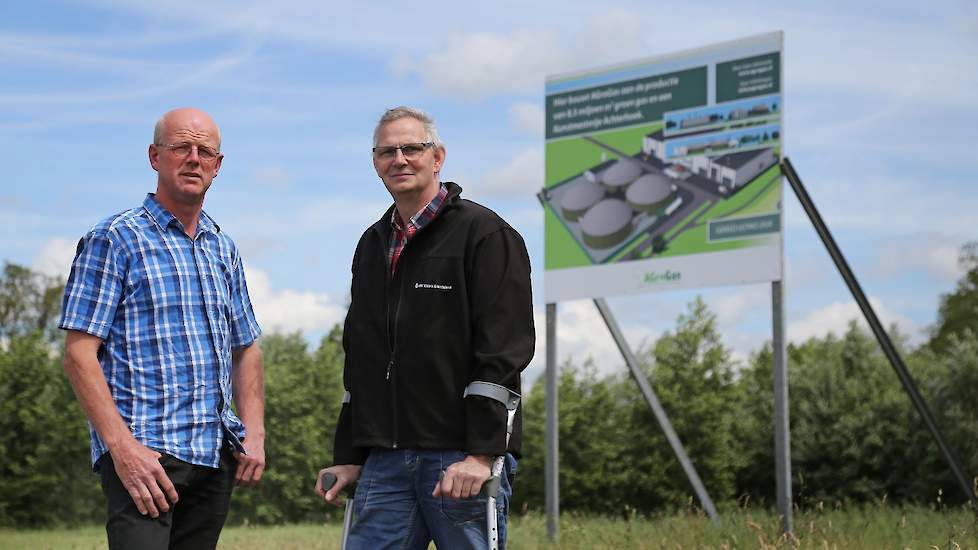 AgroGas-voorzitter Hen Rougoor (links) en André Wikkerink uit Sinderen afgelopen zomer op de locatie waar de installatie gebouwd wordt.