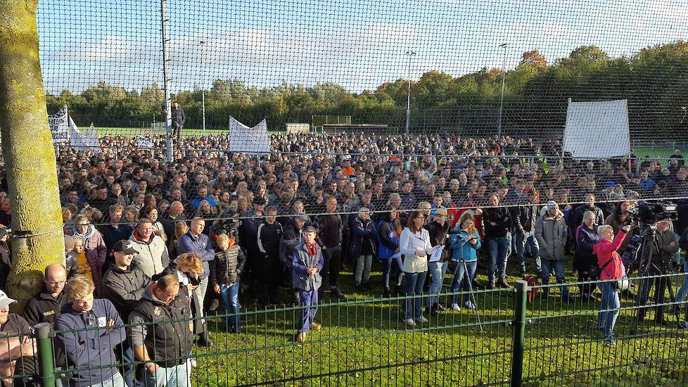 Massale opkomst tijdens het Boerenprotest bij het RIVM in De Bilt op 16 oktober.