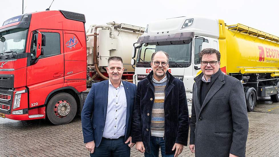 V.l.n.r. Martin Schoemaker, Managing Director Nijhof-Wassink, Roel den Hollander, directeur Ecotrans, Erik Schiphorst, CEO Nijhof-Wassink.