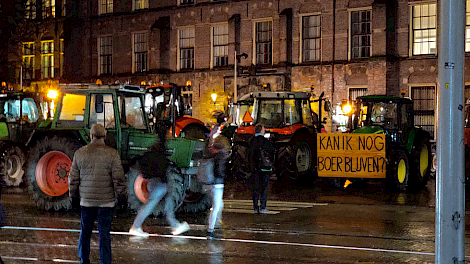 Boeren trokken dinsdagavond naar Den Haag. Voorbijganger Bjarn Bronsveld maakte deze foto, toen hij een restaurant uit kwam lopen