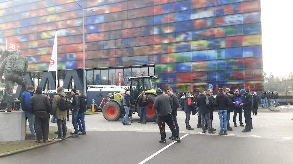 Boeren en bouwers verzamelen zich bij het Mediapark in Hilversum.