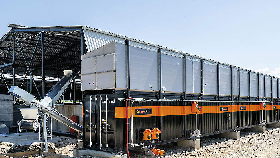 Lange container met links twee transportschroeven