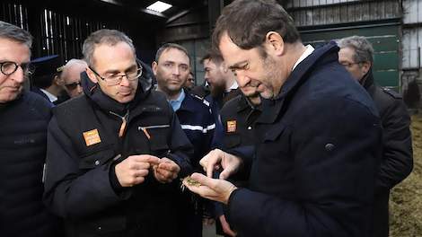 De Franse minister van Binnenlandse Zaken Christophe Castaner (rechts) in gesprek met boeren.