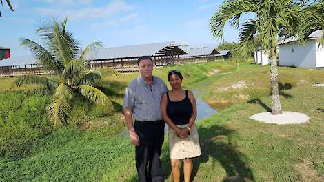 Gerard (60) en zijn vrouw Asha (54) van den Bergh hebben een eenden- en vleeskuikenintegratie in Lelydorp in Suriname.