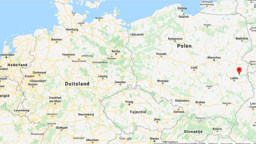 De dode havik werd maandag 6 januari gevonden in het dorp Stary Uścimów (zie punt op de kaart), in de gemeente Uścimów, in het district Lubartowski in het oosten van Polen.