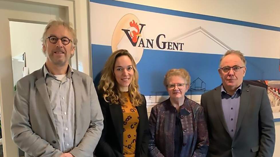 Van links naar rechts: Eigenaren Cor van de Ven en dochter Lotte van de Ven van de Vencomatic Group en voormalig eigenaren Netty van Gent en Teus van Gent.